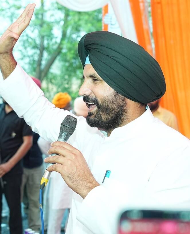 ਤਰਨ ਤਾਰਨ ਉਪ ਚੋਣ ਦੌਰਾਨ ਕਾਂਗਰਸ ਪਾਰਟੀ ਨੇ ਪੰਜਾਬ ਦੇ ਗੈਂਗਸਟਰ ਕਲਚਰ ਨੂੰ ਵੱਡਾ ਮੁੱਦਾ ਬਣਾਇਆ ਹੈ। ਰਾਜਾ ਵੜਿੰਗ ਹਰ ਰੈਲੀ ਵਿੱਚ ਇਸ ਮਸਲੇ 'ਤੇ ਭਗਵੰਤ ਮਾਨ ਸਰਕਾਰ ਅਤੇ ਪੰਜਾਬ ਪੁਲਿਸ ਨੂੰ ਘੇਰ ਰਹੇ ਹਨ। ਉਨ੍ਹਾਂ ਨੇ ਪੋਸਟਰ ਜਾਰੀ ਕਰਕੇ ਵਾਅਦਾ ਕੀਤਾ ਹੈ ਕਿ ਜੇਕਰ ਕਾਂਗਰਸ ਸੱਤਾ ਵਿੱਚ ਆਈ, ਤਾਂ ਇੱਕ ਮਹੀਨੇ ਦੇ ਅੰਦਰ ਸੂਬੇ ਤੋਂ ਗੈਂਗਸਟਰ ਕਲਚਰ ਖਤਮ ਕਰ ਦਿੱਤਾ ਜਾਵੇਗਾ।