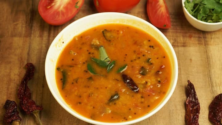 दाल का स्वाद बेसिक और उबला हुआ होता है, क्योंकि उसे पहले पानी में उबालकर पकाया जाता है. इसमें मसालों की तीव्रता नहीं होती है. अगर आप बिना तड़के की दाल खाएं, तो वह फीकी लगेगी. स्वाद में कमी और सुगंध में ठहराव होगा.