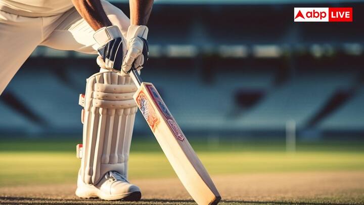 अपने वार्षिक वेतन के अलावा खिलाड़ी को हर अंतरराष्ट्रीय मैच के लिए फीस दी जाती है. टेस्ट मैच में लंबी अवधि की वजह से सबसे ज्यादा वेतन मिलता है, जो है 15 लाख रुपए प्रति मैच. इसी के साथ वनडे के लिए खिलाड़ियों को 6 लाख रुपए दिए जाते हैं और टी20 के लिए 3 लाख प्रति मैच.