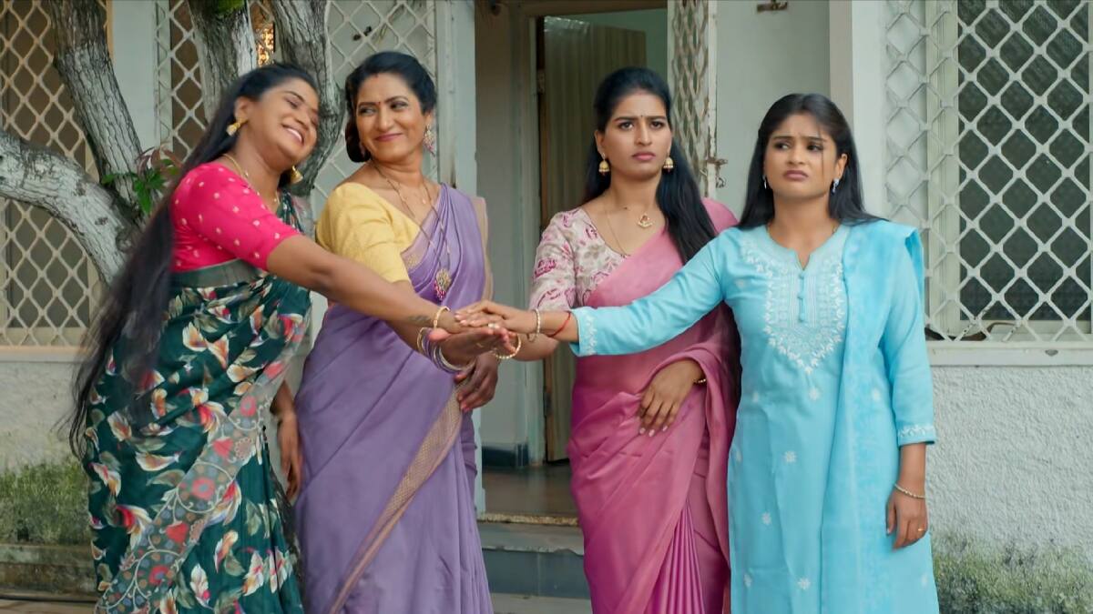 Illu Illalu Pillalu Serial Today October 30th: ఇల్లు ఇల్లాలు పిల్లలు: వేదవతి చేసిన తప్పేంటి? శోభ కోసం నర్మద, ప్రేమల పోరాటం! వల్లీ సాయం!