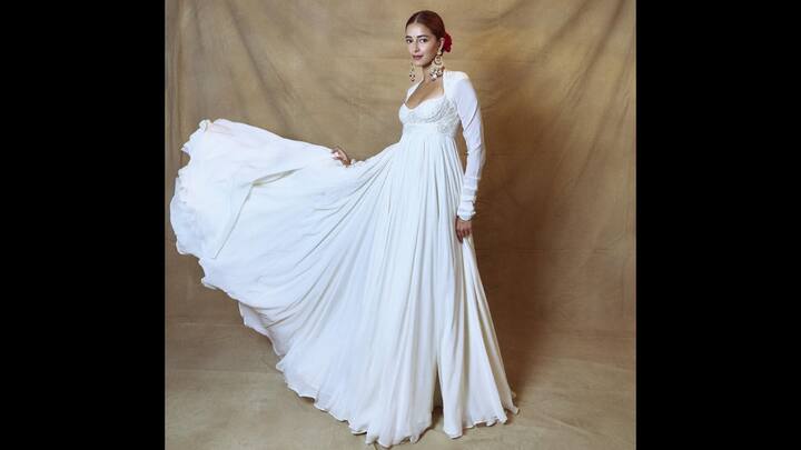 8. ऑल-व्हाइट अनारकली: अनन्या पांडे इस अलौकिक सफेद रोहित बाल अनारकली में पुरानी दुनिया के लालित्य के शाश्वत आकर्षण को वापस लाती हैं, जो विंटेज परिष्कार और सूक्ष्म भव्यता को दर्शाता है। नाजुक कढ़ाई वाली चोली और लंबी आस्तीन के साथ जोड़ा गया विशाल, फर्श-ग्राज़िंग सिल्हूट, एक राजसी आभा उत्पन्न करता है। पूरा सफ़ेद पैलेट शुद्धता और शिष्टता जोड़ता है, जबकि बहता हुआ कपड़ा उसकी सुंदर गति को बढ़ाता है। यह लुक आधुनिक समय की परिष्कृतता के साथ सिनेमाई पुरानी यादों को खूबसूरती से जोड़ता है। (छवि स्रोत: इंस्टाग्राम/@ananyapanday)