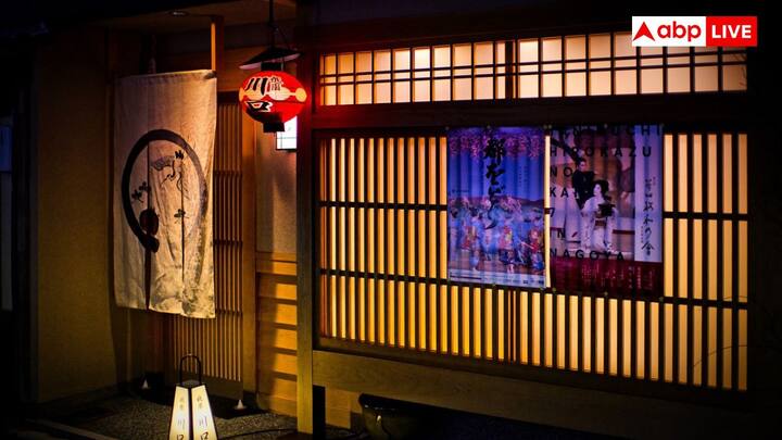 जापान में हर काम को गर्व का प्रतीक माना जाता है. चाहे वह काम कितना भी बड़ा या फिर छोटा क्यों ना हो. चाहे शेफ हो, सफाई कर्मी हो या फिर सर्वर हर व्यक्ति अपने काम को लगन के साथ करता है. टिप लेना ऐसा माना जा सकता है कि उनके वेतन या प्रयासों को एक अतिरिक्त इनाम की जरूरत है. यह प्रोत्साहन की बजाय अपमानजनक लग सकता है.