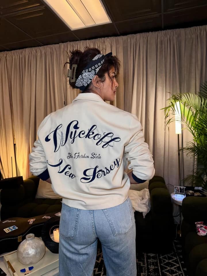 प्रियंका के पास कई कुत्ते भी हैं, जिनके वीडियो वह अक्सर सोशल मीडिया पर शेयर करती रहती हैं। वर्कफ्रंट की बात करें तो अभिनेत्री जल्द ही एसएस राजामौली की फिल्म में महेश बाबू के साथ नजर आएंगी, जिसका फिलहाल नाम SSMB29 है।