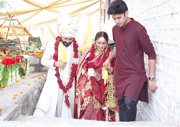 यामी गौतम ने अपने लाइफ के सबसे स्पेशल दिन पर ना कोई हैवी मेकअप किया और ना ही लाखों का मंहगा लहंगा पहना. यामी अपनी मां की 33 साल पुरानी मरुन रंग की साड़ी में दुल्हन बनी थी.