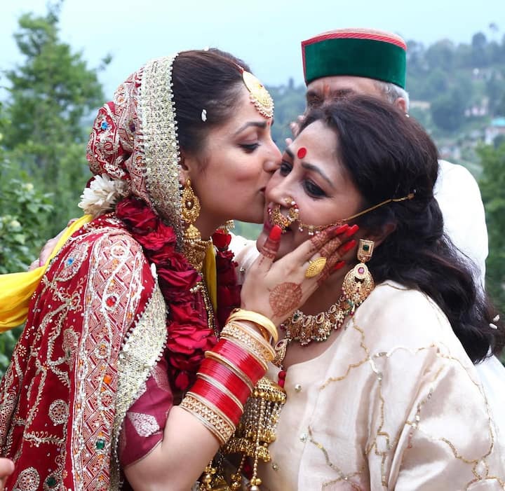 यामी ने नाक में नथ, माथे पर टिका और चौकर हार के साथ एक तीन लड़ी वाली मटर माला पहनी थी. एक्ट्रेस ने लाल चूड़ा और कलीरों के साथ अपना लुक पूरा किया था.