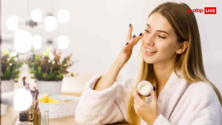 बहुत से लोग सर्दियों में यह सोचकर सनस्क्रीन नहीं लगाते कि धूप कम है, लेकिन यह गलती नहीं करनी चाहिए. सर्दियों में भी सूरज की यूवी किरणें स्किन को नुकसान पहुंचाती हैं. ऐसे में बाहर निकलने से पहले कम से कम SPF 30 वाला सनस्क्रीन जरूर लगाएं. यह आपकी स्किन को टैनिंग, झुर्रियों और रूखापन से बचाता है.