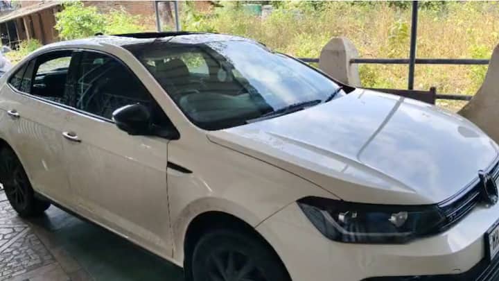 यापैकी एक दगड सनरुफ तोडून वेगाने आत घुसला. हा दगड चालकाच्या बाजूला बसलेल्या स्नेहल गुजराथी यांच्या डोक्यात आदळला.