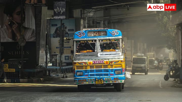 ఎడమ వైపున ఉన్న ప్రవేశ ద్వారం ప్రయాణికులు నేరుగా ఫుట్‌పాత్‌పై లేదా ప్లాట్‌ఫారమ్‌పై అడుగు పెట్టేలా చూస్తుంది, రద్దీగా ఉండే రహదారిపై కాదు. ఇది ప్రమాదాల ప్రమాదాన్ని తగ్గిస్తుంది. తలుపులు కుడి వైపున తెరిస్తే, ప్రయాణికులు నేరుగా వస్తున్న ట్రాఫిక్‌లోకి అడుగు పెడతారు.