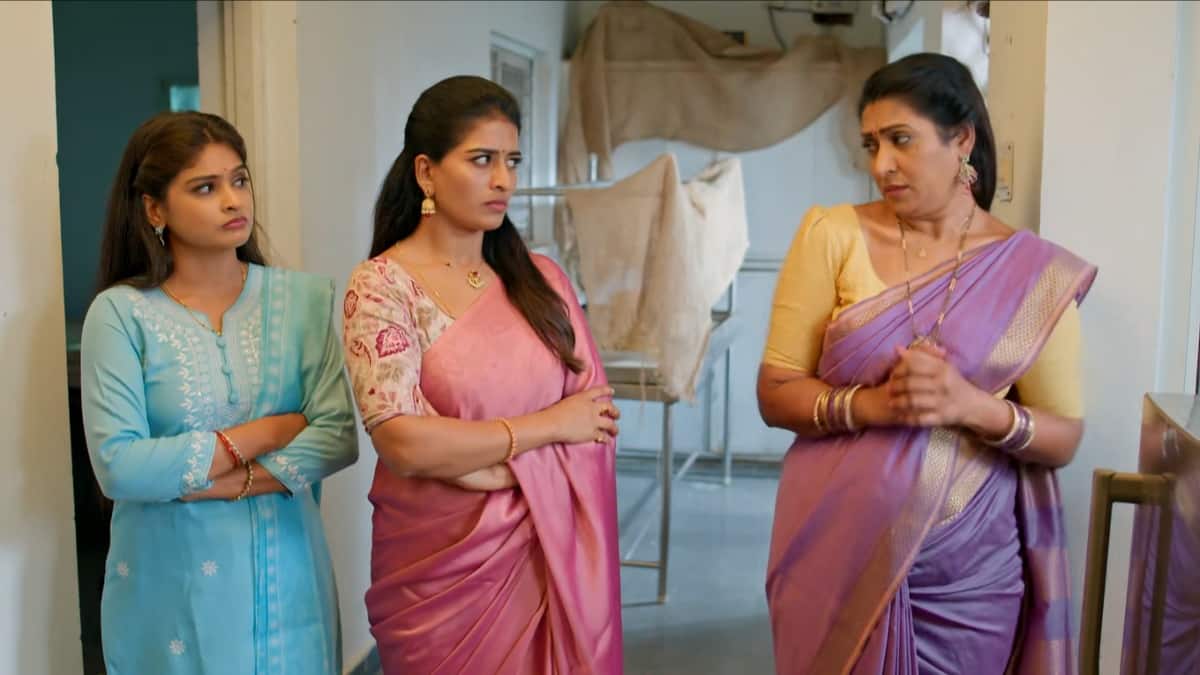 Illu Illalu Pillalu Serial Today October 30th: ఇల్లు ఇల్లాలు పిల్లలు: వేదవతి చేసిన తప్పేంటి? శోభ కోసం నర్మద, ప్రేమల పోరాటం! వల్లీ సాయం!