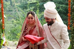 Yami Gautam Pics: ना हैवी मेकअप, ना लाखों का लहंगा, 33 साल पुरानी साड़ी में आदित्य की दुल्हन बनी थीं यामी गौतम