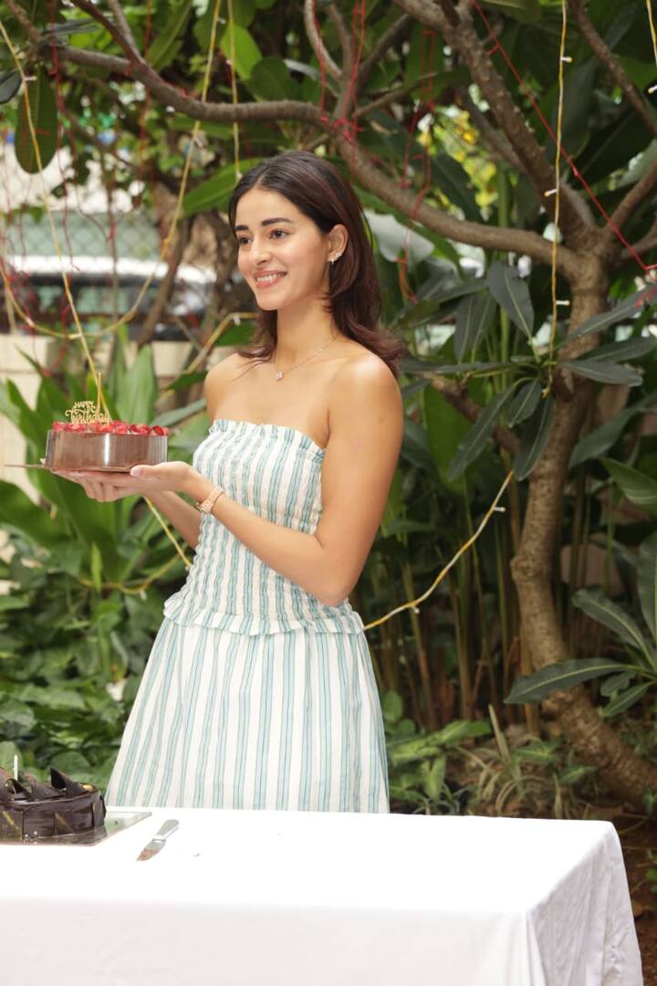 The simple but stylish look of the actress was seen on her birthday. She was wearing a checked off shoulder short dress.