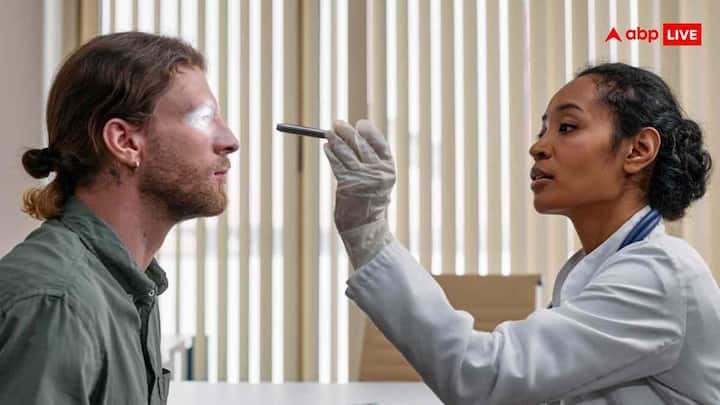 जब प्रदूषण ज्यादा होता है, तो आंखों में खुजली या चुभन महसूस होती है. ऐसे में कई लोग आंखों को रगड़ते हैं, जिससे कॉर्निया को नुकसान पहुंच सकता है. अगर खुजली हो तो ठंडे पानी से आंखें धोएं या हल्के हाथों से थपथपाएं. इससे राहत मिलेगी और संक्रमण का खतरा भी कम होगा.