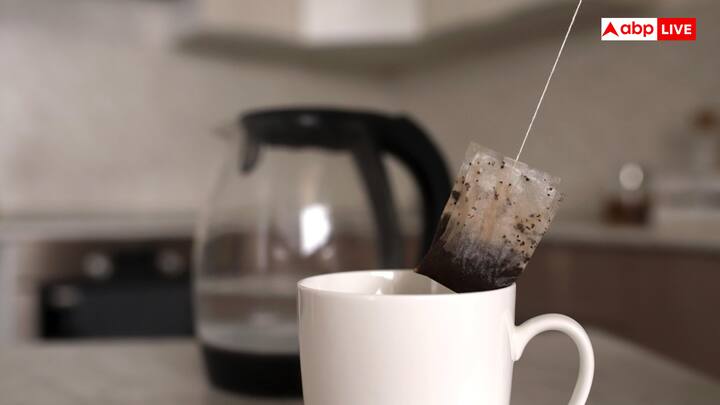 1904వ సంవత్సరంలో అమెరికాలోని న్యూయార్క్ నగరంలో థామస్ సులివన్ అనే టీ వ్యాపారి ఉండేవారు. తన కస్టమర్లకు చిన్న పట్టు సంచిలో తన టీ నమూనాలను పంపేవారు.