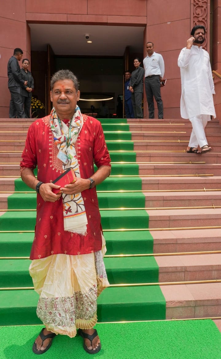 1983 विश्व कप विजेता टीम के सदस्य कीर्ति आजाद पहले भाजपा से सांसद थे. लेकिन बाद में आजाद तृणमूल कांग्रेस में शामिल हो गए और अभी कीर्ति पश्चिम बंगाल के वर्धमान-दुर्गापुर लोकसभा के सांसद हैं.