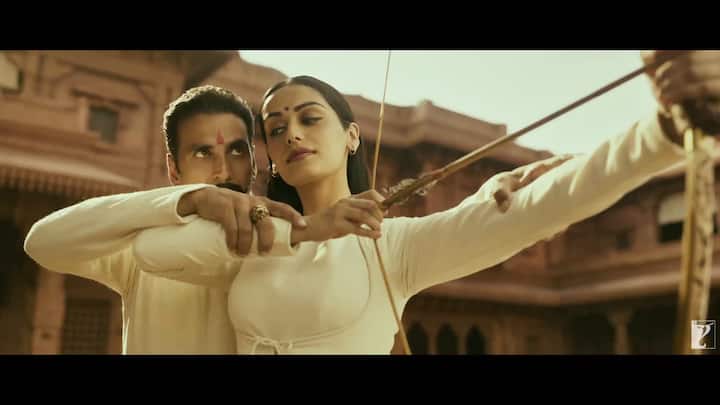 अक्षय कुमार और मानुषी छिल्लर- फिल्म ‘सम्राट पृथ्वीराज’ में अक्षय कुमार और मिस वर्ल्ड रह चुकी मानुषी छिल्लर की जोड़ी को दर्शकों ने देखा. साल 2022 में रिलीज हुई इस फिल्म में अक्षय कुमार ने अपने से 30 साल छोटी मानुषी के साथ स्क्रीन शेयर की. हालांकि फिल्म हिस्टोरिकल थी, लेकिन दोनों के बीच रोमांटिक केमिस्ट्री को दर्शकों ने नोटिस किया.