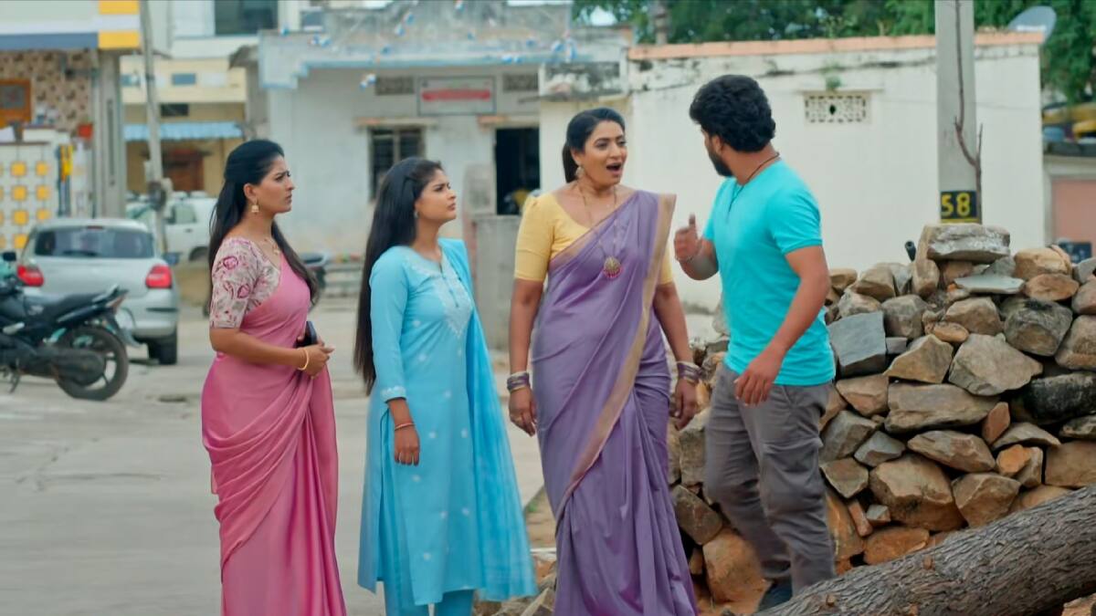 Illu Illalu Pillalu Serial Today October 30th: ఇల్లు ఇల్లాలు పిల్లలు: వేదవతి చేసిన తప్పేంటి? శోభ కోసం నర్మద, ప్రేమల పోరాటం! వల్లీ సాయం!