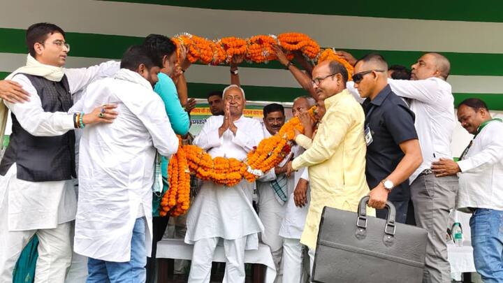 बिहार की राजनीति में ऐसे बहुत कम नेता हुए हैं जिन्होंने लगातार चुनाव जीतकर जनता का भरोसा बनाए रखा. सदानंद सिंह (कांग्रेस) और रमई राम (राजद/जदयू/कांग्रेस) जैसे वरिष्ठ नेता नौ बार विधायक रह चुके हैं, लेकिन अब दोनों इस दुनिया में नहीं हैं. इन दिग्गजों की श्रेणी में अब सिर्फ हरिनारायण सिंह बचे हैं, जो अभी भी सक्रिय राजनीति में हैं और दसवीं जीत की तैयारी में जुटे हैं.