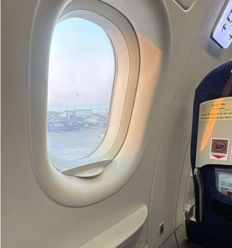 बहुतेक विमानांचे दरवाजे डावीकडेच असतात आणि जेट ब्रिज किंवा पायऱ्या सुद्धा तशाच लावलेल्या असतात. उजव्या बाजूला इंजिन आणि इंधन पाइपलाइन असल्याने ती बाजू प्रवाशांसाठी बंद ठेवली जाते.