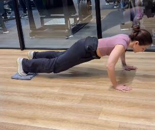 नंतर ती पाण्याबरोबर ते गिळते. ती सांगते की ज्यांना चावणे अवघड वाटते त्यांनी लसूण ठेचून खाऊ शकता.