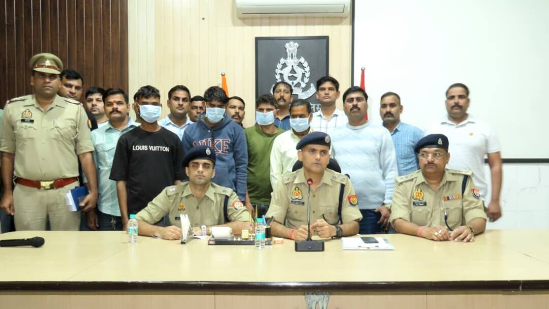 अलीगढ़: मंदिर की दीवार पर 'आई लव मोहम्मद' लिखने वालों पर एक्शन, 4 आरोपी गिरफ्तार Aligarh Police arrest on four accused on Case of writing slogans on temple walls ann अलीगढ़: मंदिर की दीवार पर 'आई लव मोहम्मद' लिखने वालों पर एक्शन, 4 आरोपी गिरफ्तार