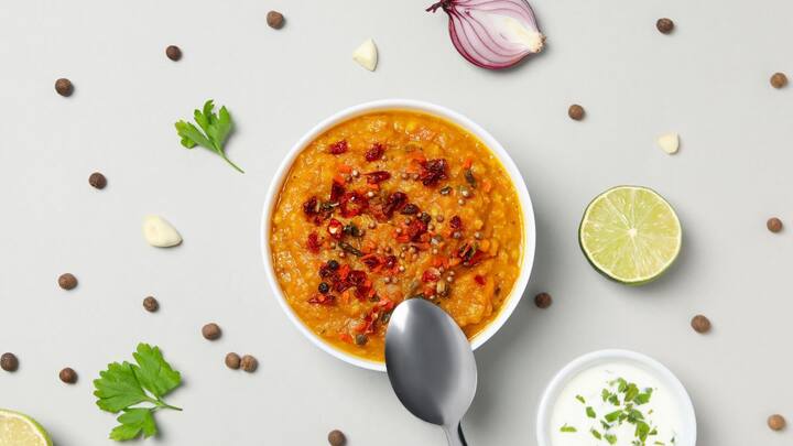 भारतीय रसोई की सबसे सुरीली आवाज क्या है? अगर कोई पूछे तो जवाब होगा, तड़का लगने की छन्न-छन्न अवाज. कड़ाही में गर्म तेल, उसमें डलता जीरा, फिर लहसुन, प्याज, और लाल मिर्च... और पूरे घर में फैल जाती है ऐसी खुशबू कि भूख अपने आप दोगुनी हो जाती है.