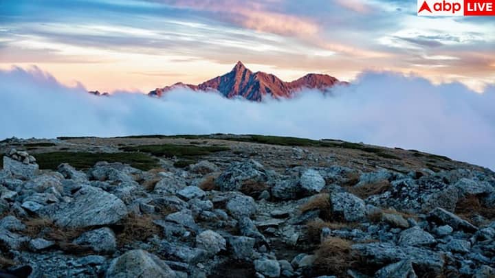 best places to visit in Nepal: नेपाल दुनिया के सबसे खूबसूरत देशों में से एक है. चलिए आपको बताते हैं कि नेपाल की किन जगहों पर जाना किसी जन्नत से कम नहीं है और ये जगहें कहां पर हैं.