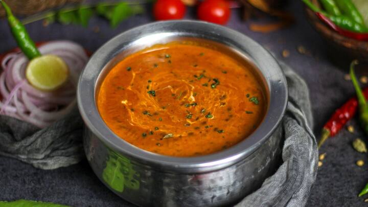 यानी तड़का तो शुरुआत में ही लग चुका होता है. इसी वजह से हम बाद में सब्जी पर तड़का लगाने की जरूरत महसूस ही नहीं करते हैं. तो फर्क सिर्फ टाइमिंग का है कि दाल में तड़का बाद में लगता है और सब्जी में तड़का पहले से ही लगाया जाता है.