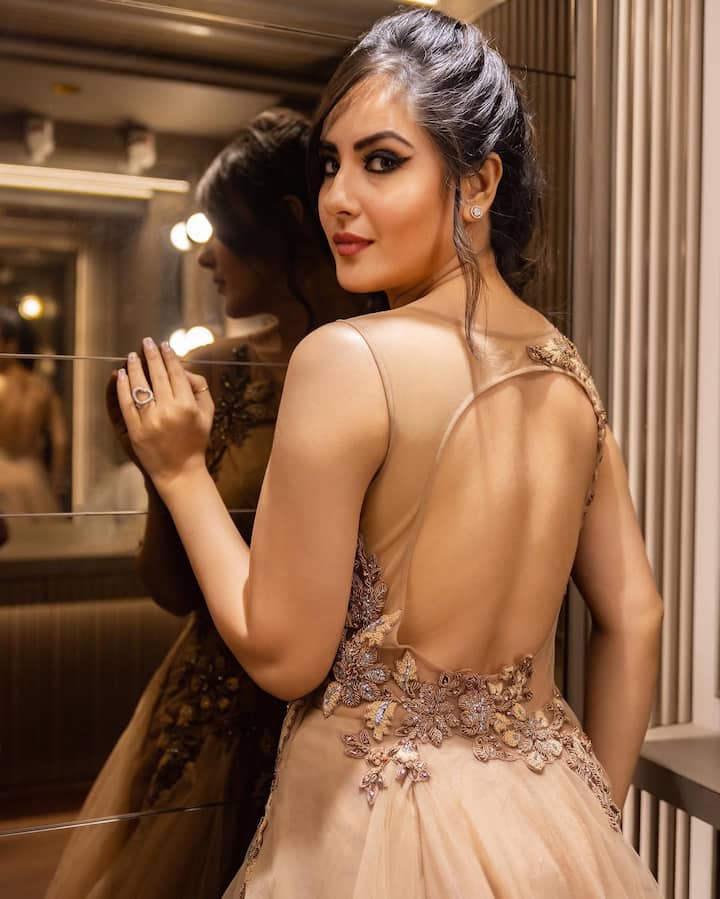 अपनी बात को आगे बढ़ाते हुए हसीना ने कहा कि, 'उनके बालों में लगे फूलों से लेकर छोटी-छोटी एक्सेसरीज तक, हर छोटी-बड़ी बात उनके रहस्य को और बढ़ा देती है. यह एक ऐसा किरदार है जिसने मुझे चुनौती दी और मुझे रोमांचित भी किया. हंगामा ओटीटी की आगामी एंथोलॉजी 'डर्टी स्कैम्स' हर एपिसोड में नई कहानियां पेश करती है'.