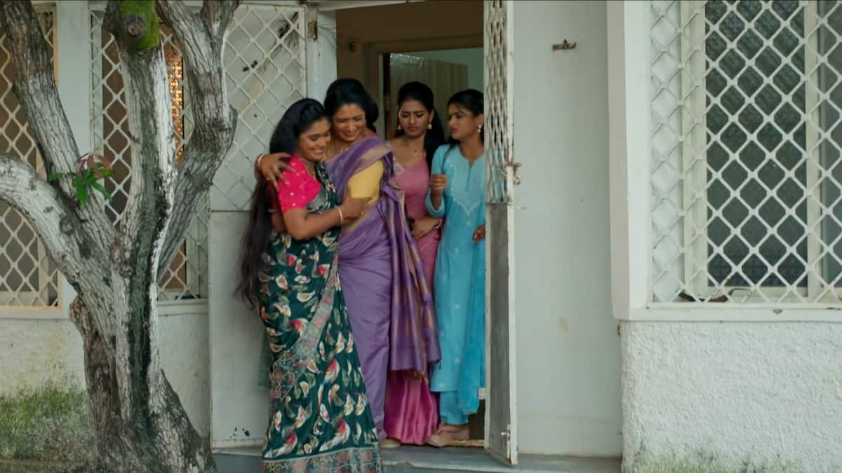 Illu Illalu Pillalu Serial Today October 30th: ఇల్లు ఇల్లాలు పిల్లలు: వేదవతి చేసిన తప్పేంటి? శోభ కోసం నర్మద, ప్రేమల పోరాటం! వల్లీ సాయం!