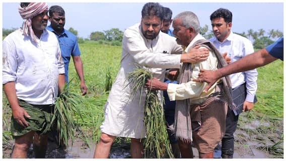 Andhra Pradesh Deputy CM Pawan Kalyan : మోకాళ్ల లోతు బురద నీటిలో దిగిన పంట పొలాలను పరిశీలించిన పవన్ కల్యాణ్
