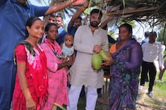 Andhra Pradesh Deputy CM Pawan Kalyan : మోకాళ్ల లోతు బురద నీటిలో దిగిన పంట పొలాలను పరిశీలించిన పవన్ కల్యాణ్