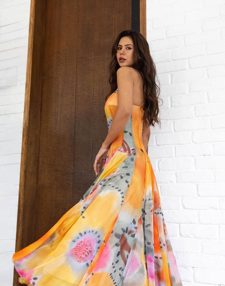 सोनम बाजवा ने अपने इंस्टाग्राम हैंडल पर अपनी तस्वीरें शेयर की हैं जिनमें वह बेहद हॉट लग रही हैं।