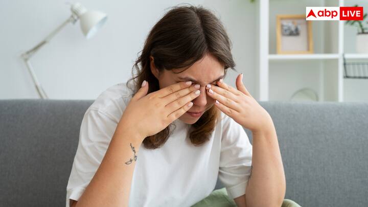 Medical reports show that every person today spends 6-8 hours a day on his mobile, laptop or TV screen, due to which our eye blinking rate has reduced due to continuous viewing of the screen.