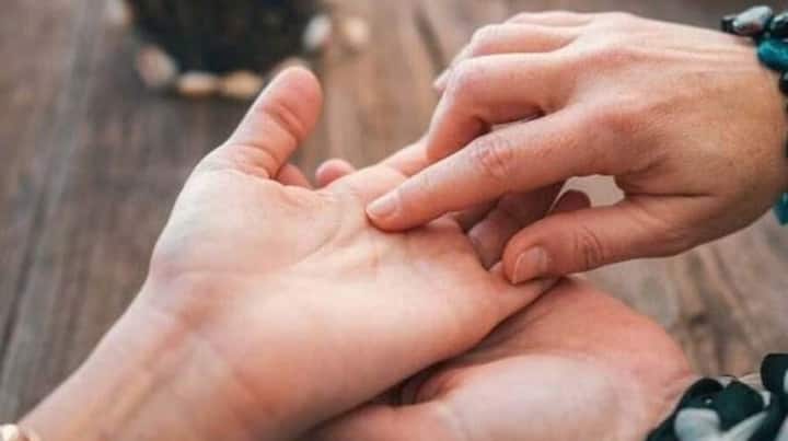 Money Signs on Hand: ਹਸਤ ਰੇਖਾ ਸ਼ਾਸਤਰ ਵਿੱਚ ਸਾਡੇ ਹੱਥਾਂ ਦੀਆਂ ਰੇਖਾਵਾਂ ਅਤੇ ਚਿੰਨ੍ਹ ਸਾਡੇ ਭਵਿੱਖ ਦੀ ਕੁੰਜੀ ਹੁੰਦੇ ਹਨ। ਕੁਝ ਨਿਸ਼ਾਨ ਦੌਲਤ, ਸਨਮਾਨ ਅਤੇ ਅਚਾਨਕ ਲਾਭਾਂ ਨੂੰ ਦਰਸਾਉਂਦੇ ਹਨ।