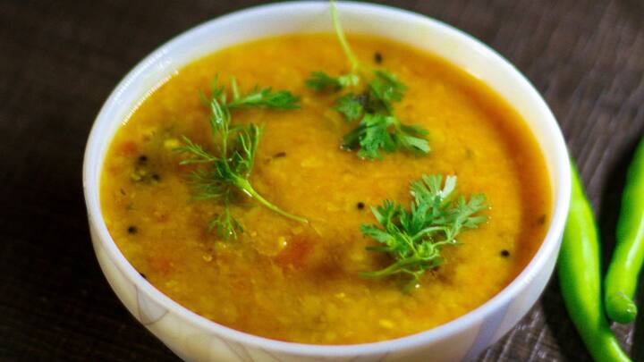 बस, भाषा में भी यही फर्क दर्ज हो गया, इसलिए आज तक दाल तड़का ही सुनते हैं, सब्जी तड़का नहीं. लेकिन कहानी यहीं खत्म नहीं होती. पुराने जमाने में जब दाल बड़े बर्तनों में पकाई जाती थी, तो उसे गरम और ताजा स्वाद देने के लिए रसोइए ऊपर से तड़का डालते थे. इससे न सिर्फ खुशबू आती थी बल्कि दाल का pH लेवल और तेल का मिश्रण स्वाद को स्थिर करता था. यही तकनीक धीरे-धीरे परंपरा बन गई.