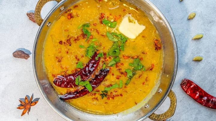 इसीलिए दाल का स्वाद बढ़ाने के लिए उसके ऊपर से तड़का डाला जाता है. यही तड़का दाल को सिर्फ एक उबली हुई चीज से उठाकर एक स्वादिष्ट व्यंजन बना देता है.