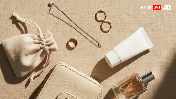 परफ्यूम और लोशन के संपर्क से बचें: परफ्यूम और क्रीम आपके आभूषणों की चमक को फीका कर सकते हैं। हमेशा अपने सामान पहनने से पहले उन्हें लगाएं और पैकिंग करते समय आभूषणों को तरल पदार्थ के पास रखने से बचें। (छवि स्रोत: एबीपी लाइव एआई)