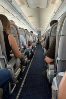 प्रवाशांना डावीकडून चढवल्याने वेळ वाचतो. प्रवासी एका बाजूने चढतात आणि स्टाफ दुसऱ्या बाजूने सामान व इंधनाचं काम करतो. त्यामुळे उड्डाण लवकर तयार होतं.