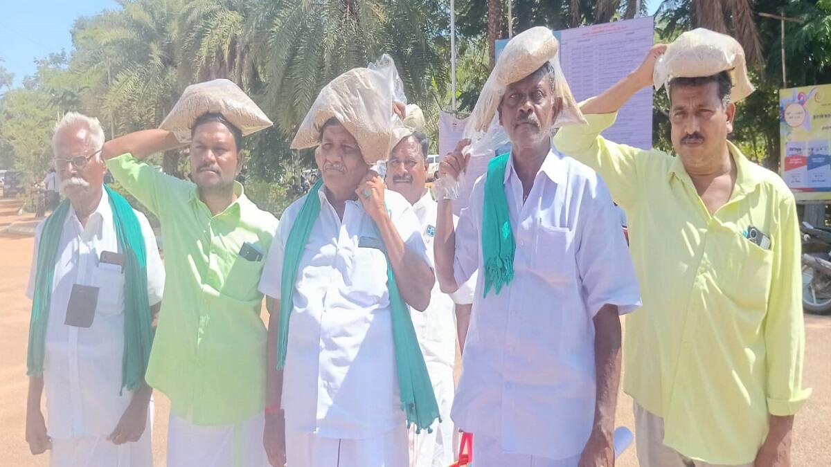 கருப்பு பேட்ஜ் அணிந்து வெளிநடப்பு செய்த விவசாயிகள்: எங்கு? எதற்கு தெரியுங்களா?