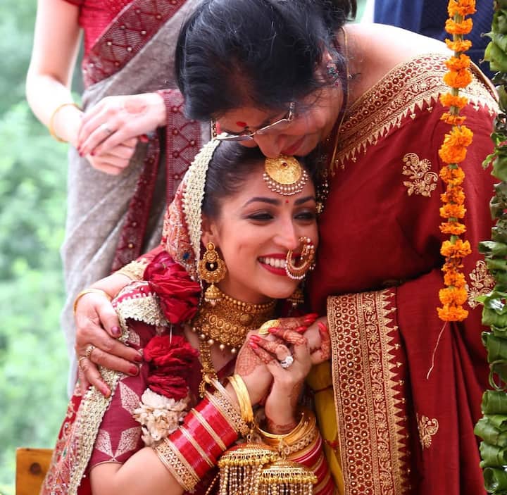 एक्ट्रेस ने अपनी साड़ी के साथ नानी का दिया हुआ एक सुंदर से दुपट्टा भी ओढ़ा था. एक्ट्रेस ने डायमंड की जगह गोल्ड ज्वेलरी पहनी थी.