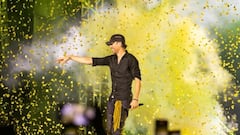 When A Fan Threw A Phone, Enrique Iglesias Clicked A Selfie! Pop Icon’s Mumbai Concert Wins Hearts