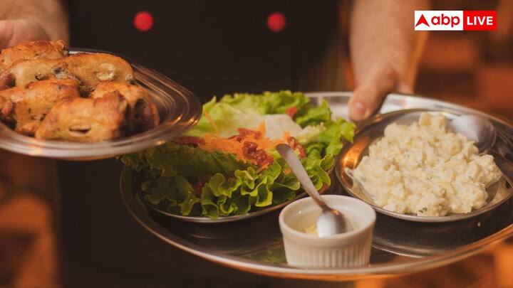 जापान में अगर आप टिप देते हैं तो ज्यादातर वेटर विनम्रता से पैसे लेने से मना कर देते हैं या फिर वापस कर देते हैं.