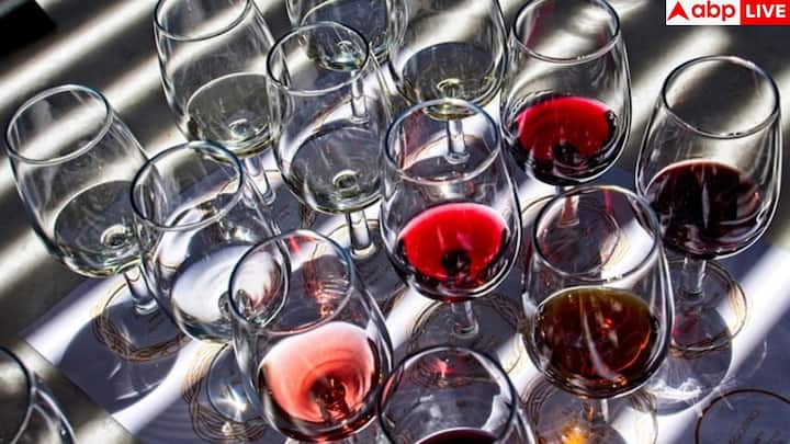 सबसे पहली गलती लोग वाइन का गिलास गलत पकड़ते हैं. वाइन हमेशा ग्लास के स्टेम यानी नीचे वाले हिस्से से पकड़नी चाहिए, वरना हाथ की गर्मी से उसका स्वाद बदल सकता है.