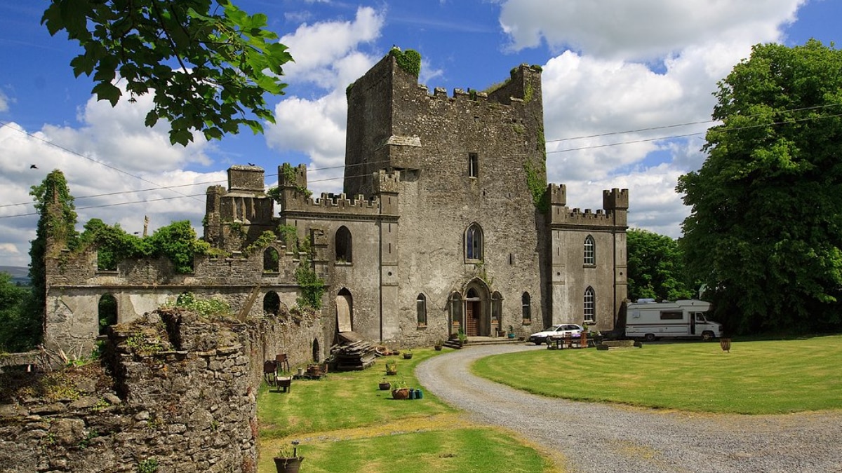 (छवि स्रोत: ट्विटर/@GrveYrdPodcast)