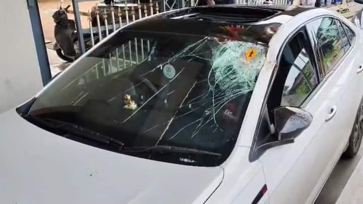 रायगड जिल्ह्यातील अतिशय धक्कादायक बातमी समोर येतेय. रायगडच्या ताम्हिणी माणगाव घाटामध्ये एका आलिशान कारवर आज सकाळी कोंडेथर या गावाजवळ दरड कोसळून एका महिलेचा जागीच मृत्यू झाला.