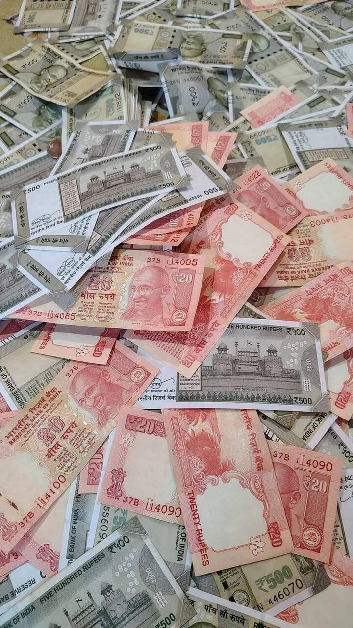 सगळ्यात पहिले, तुमच्या सगळ्या झालेल्या खर्चांची एक यादी बनवा आणि त्यांना आवश्यक खर्च आणि अनावश्यक खर्चांमध्ये विभागा.