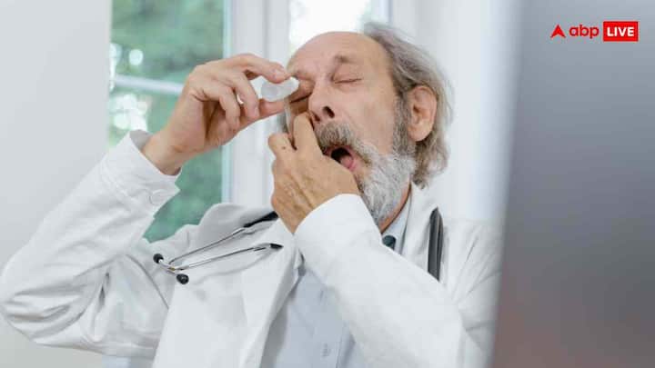 प्रदूषित हवा आंखों की नमी को कम कर देती है, जिससे सूखापन और जलन होती है. इससे बचने के लिए दिन में 2–3 बार लुब्रिकेटिंग आई ड्रॉप्स डालें. ये आंखों को नमी देकर उन्हें सुकून देते हैं.