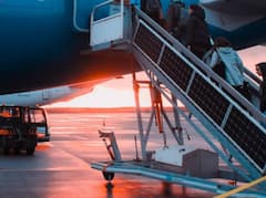 Interesting Facts :  विमानात प्रवासी नेहमी डावीकडूनच का चढतात? जाणून घ्या त्यामागचं कारण!