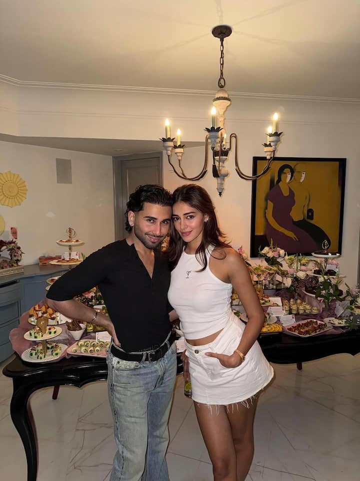 एक्ट्रेस की बर्थडे पार्टी में ओरी भी पहुंचे थे. ओरी ने भी इस सेलिब्रेशन की कई तस्वीरें सोशल मीडिया पर शेयर की हैं.