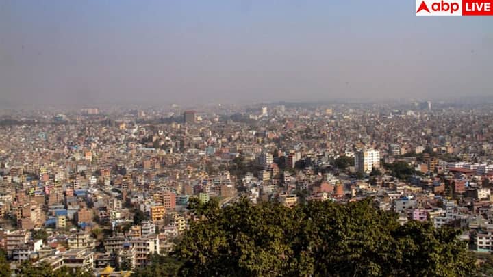 काठमांडू, नेपाल की राजधानी, ऐतिहासिक धरोहरों और मंदिरों से भरी हुई है. दरबार स्क्वेयर, पशुपतिनाथ मंदिर और स्वयम्भूनाथ स्तूप यहां की खास पहचान हैं.